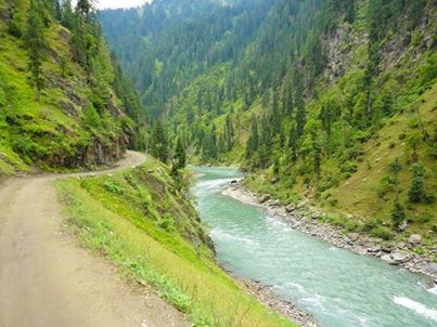  وادئِ نیلم میں دریائے نیلم کے ساتھ ساتھ خوبصورت ٹریک کا خوبصورت منظر